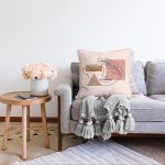 - Sonil-K-7579-Gorsel2 - Realhomes Pastel Zeminli Onedraw Çizimli Bayan Silüeti Dijital Baskılı Modern Raşel Kadife Kırlent Kılıfı Realhomes