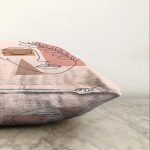 - Sonil-K-7579-Gorsel3 - Realhomes Pastel Zeminli Onedraw Çizimli Bayan Silüeti Dijital Baskılı Modern Raşel Kadife Kırlent Kılıfı Realhomes