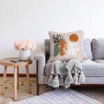 Pastel Zeminli Yaprak Desenli Dijital Baskılı Modern Raşel Kadife Yastık Kırlent Kılıfı Realhomes