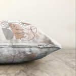 - Sonil-K-7585-Gorsel3 - Realhomes  Beyaz Zemin Üzerinde Onedraw Çizimli Bayan Silüeti Modern Raşel Kadife Yastık Kırlent Kılıfı Realhomes