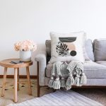 - Sonil-K-7586-Gorsel2 - Realhomes  Beyaz Zemin Üzerinde Onedraw Çizimli Yaprak Motifli Raşel Kadife Yastık Kırlent Kılıfı Realhomes