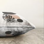 - Sonil-K-7586-Gorsel3 - Realhomes  Beyaz Zemin Üzerinde Onedraw Çizimli Yaprak Motifli Raşel Kadife Yastık Kırlent Kılıfı Realhomes