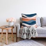 - Sonil-K-7590-Gorsel2 - Realhomes  Renkli Zemin Üzerinde Geometrik Çizim Dijital Baskılı Modern Raşel Kadife Yastık Kırlent Kılıfı Realhomes