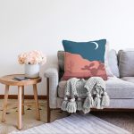 Pastel Zemin Üzerinde Ay Çizimli Dijital Baskılı Modern Raşel Kadife Yastık Kırlent Kılıfı Realhomes