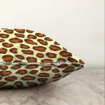 - Sonil-K-7604-Gorsel3 - Realhomes  Renkli Zemin Üzerinde Geometrik Çizim Dijital Baskılı Modern Raşel Kadife Yastık Kırlent Kılıfı Realhomes