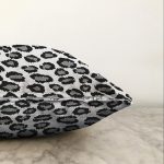 - Sonil-K-7605-Gorsel3 - Realhomes Gri Zemin Üzerinde Geometrik Çizim Dijital Baskılı Modern Raşel Kadife Yastık Kırlent Kılıfı Realhomes