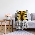 Renkli Zemin Üzerinde Gold Detaylı Geometrik Çizimli Raşel Kadife Yastık Kırlent Kılıfı Realhomes