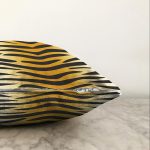 Renkli Zemin Üzerinde Gold Detaylı Geometrik Çizimli Raşel Kadife Yastık Kırlent Kılıfı Realhomes