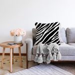 Beyaz Zemin Üzerinde Zebra Desenli Dijital Baskılı Modern Raşel Kadife Yastık Kırlent Kılıfı Realhomes