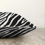 Beyaz Zemin Üzerinde Zebra Desenli Dijital Baskılı Modern Raşel Kadife Yastık Kırlent Kılıfı Realhomes