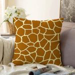 - Sonil-K-7609-Gorsel1 - Realhomes Renkli Zemin Üzerinde Geometrik Çizim Dijital Baskılı Modern Raşel Kadife Yastık Kırlent Kılıfı Realhomes