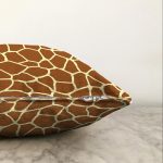 - Sonil-K-7609-Gorsel3 - Realhomes Renkli Zemin Üzerinde Geometrik Çizim Dijital Baskılı Modern Raşel Kadife Yastık Kırlent Kılıfı Realhomes