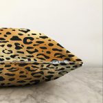 - Sonil-K-7610-Gorsel3 - Realhomes  Renkli Zemin Üzerinde Siyah Detaylı Geometrik Çizim Raşel Kadife Yastık Kırlent Kılıfı Realhomes