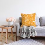 Rengarenk Zemin Üzerinde Çiçek Desenli Dijital Baskılı Modern Raşel Kadife Yastık Kırlent Kılıfı Realhomes