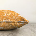 Rengarenk Zemin Üzerinde Çiçek Desenli Dijital Baskılı Modern Raşel Kadife Yastık Kırlent Kılıfı Realhomes