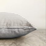 - Sonil-K-7619-Gorsel3 - Realhomes Beyaz Zemin Üzerinde Gri Çizgili Geometrik Desen Modern Raşel Kadife Yastık Kırlent Kılıfı Realhomes