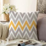 Beyaz Zemin Üzerinde Turuncu Gri Renklı Geometrik Desen Raşel Kadife Yastık Kırlent Kılıfı Realhomes