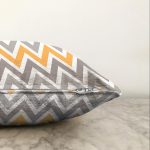 Beyaz Zemin Üzerinde Turuncu Gri Renklı Geometrik Desen Raşel Kadife Yastık Kırlent Kılıfı Realhomes