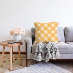 - Sonil-K-7623-Gorsel2 - Realhomes  Beyaz Zemin Üzerinde Renkli Geometrik Desenli Dijital Baskılı Modern Raşel Kadife Yastık Kılıfı Realhomes