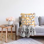 - Sonil-K-7624-Gorsel2 - Realhomes  Renkli Zemin Üzerinde Geometrik Çizim Dijital Baskılı Modern Raşel Kadife Yastık Kırlent Kılıfı Realhomes