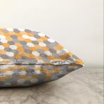 - Sonil-K-7624-Gorsel3 - Realhomes  Renkli Zemin Üzerinde Geometrik Çizim Dijital Baskılı Modern Raşel Kadife Yastık Kırlent Kılıfı Realhomes