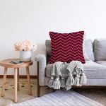 - Sonil-K-7627-Gorsel2 - Realhomes  Lacivert Zemin Üzerinde Bordo Renkli Geometrik Çizimli Raşel Kadife Yastık Kırlent Kılıfı Realhomes