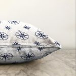 - Sonil-K-7628-Gorsel3 - Realhomes  Beyaz Zeminli Modern Pusula Desenli Dijital Baskılı Modern Raşel Kadife Yastık Kırlent Kılıfı Realhomes