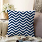 - Sonil-K-7630-Gorsel1 - Realhomes  Beyaz Zemin Üzerinde Lacivert Renki Geometrik Çizimli Raşel Kadife Yastık Kırlent Kılıfı Realhomes