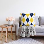 - Sonil-K-7632-Gorsel2 - Realhomes Beyaz Zemin Üzerinde Baklava Desenli Dijital Baskılı Modern Raşel Kadife Yastık Kırlent Kılıfı Realhomes