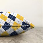 - Sonil-K-7632-Gorsel3 - Realhomes Beyaz Zemin Üzerinde Baklava Desenli Dijital Baskılı Modern Raşel Kadife Yastık Kırlent Kılıfı Realhomes