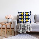 - Sonil-K-7633-Gorsel2 - Realhomes  Beyaz Zemin Üzerinde Baklava Desenli Dijital Baskılı Modern Raşel Kadife Yastık Kırlent Kılıfı Realhomes