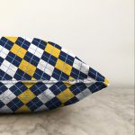 - Sonil-K-7633-Gorsel3 - Realhomes  Beyaz Zemin Üzerinde Baklava Desenli Dijital Baskılı Modern Raşel Kadife Yastık Kırlent Kılıfı Realhomes