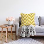 Beyaz Zemin Üzerinde Sarı Renkli Geometrik Desenli Modern Raşel Kadife Yastık Kırlent Kılıfı Realhomes