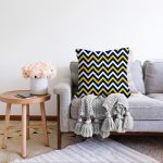 Beyaz Zemin Üzerinde Renkli Geometrik Desenli Dijital Baskılı Modern Raşel Kadife Yastık Kılıfı Realhomes