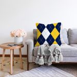 - Sonil-K-7636-Gorsel2 - Realhomes  Beyaz Zemin Üzerinde Baklava Desenli Dijital Baskılı Modern Raşel Kadife Yastık Kırlent Kılıfı Realhomes