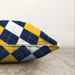 - Sonil-K-7636-Gorsel3 - Realhomes  Beyaz Zemin Üzerinde Baklava Desenli Dijital Baskılı Modern Raşel Kadife Yastık Kırlent Kılıfı Realhomes