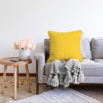 - Sonil-K-7637-Gorsel2 - Realhomes Sarı Zemin Üzerinde Geometrik Çizimli Dijital Baskılı Modern Raşel Kadife Yastık Kırlent Kılıfı Realhomes