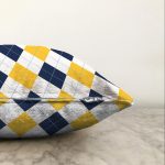 Beyaz Zemin Üzerinde Baklava Desenli Dijital Baskılı Modern Raşel Kadife Yastık Kırlent Kılıfı Realhomes