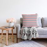 Beyaz Zemin Üzerinde Renkli Çizgili Dijital Baskılı Modern Raşel Kadife Yastık Kırlent Kılıfı Realhomes