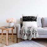 - Sonil-K-7655-Gorsel2 - Realhomes  Beyaz Zemin Üzerinde Siyah Çizgili Dijital Baskılı Modern Raşel Kadife Yastık Kırlent Kılıfı Realhomes