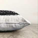 - Sonil-K-7655-Gorsel3 - Realhomes  Beyaz Zemin Üzerinde Siyah Çizgili Dijital Baskılı Modern Raşel Kadife Yastık Kırlent Kılıfı Realhomes