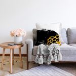 - Sonil-K-7656-Gorsel2 - Realhomes Beyaz Zeminli Gold Detaylı Oval Çizim Dijital Baskılı Modern Raşel Kadife Yastık Kırlent Kılıfı Realhomes