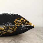 - Sonil-K-7656-Gorsel3 - Realhomes Beyaz Zeminli Gold Detaylı Oval Çizim Dijital Baskılı Modern Raşel Kadife Yastık Kırlent Kılıfı Realhomes