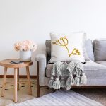 - Sonil-K-7657-Gorsel2 - Realhomes  Beyaz Zemin Üzerinde Gold Detaylı Onedraw Çizimli Çiçek Desenli Raşel Kadife Yastık Kılıfı Realhomes