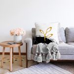 - Sonil-K-7658-Gorsel2 - Realhomes  Beyaz Zemin Üzerinde Gold Detaylı Onedraw Çizimli Çiçek Desenli Raşel Kadife Yastık Kılıfı Realhomes