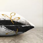 - Sonil-K-7658-Gorsel3 - Realhomes  Beyaz Zemin Üzerinde Gold Detaylı Onedraw Çizimli Çiçek Desenli Raşel Kadife Yastık Kılıfı Realhomes