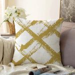 - Sonil-K-7663-Gorsel1 - Realhomes Beyaz Zemin Üzerinde Gold Renkli Geometrik Çizimli Modern Raşel Kadife Yastık Kırlent Kılıfı Realhomes