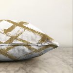 - Sonil-K-7663-Gorsel3 - Realhomes Beyaz Zemin Üzerinde Gold Renkli Geometrik Çizimli Modern Raşel Kadife Yastık Kırlent Kılıfı Realhomes