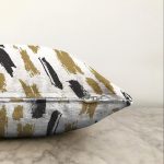 Beyaz Zemin Üzerinde Gold Detayli Geometrik Çizimli Raşel Kadife Yastık Kırlent Kılıfı Realhomes