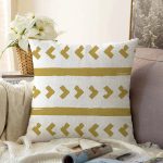 Beyaz Zemin Üzerinde Gold Detayli Geometrik Çizimli Raşel Kadife Yastık Kırlent Kılıfı Realhomes